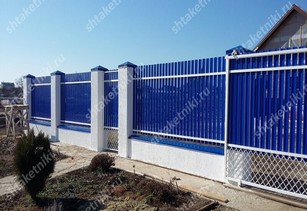 Фото забора из синего штакетника в Ереване